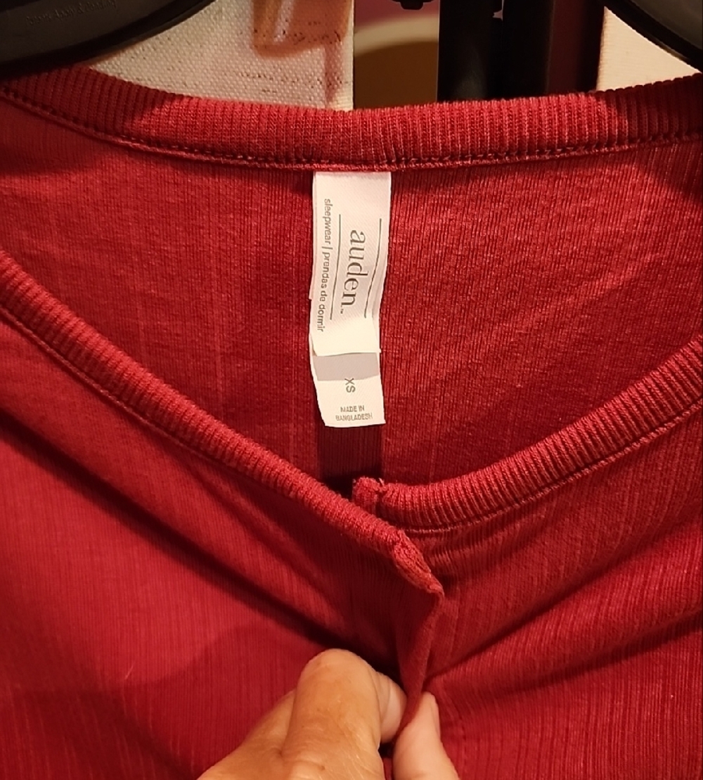 Women’s Ribbed Button-Front Crop Top - Picture 2 of 3
